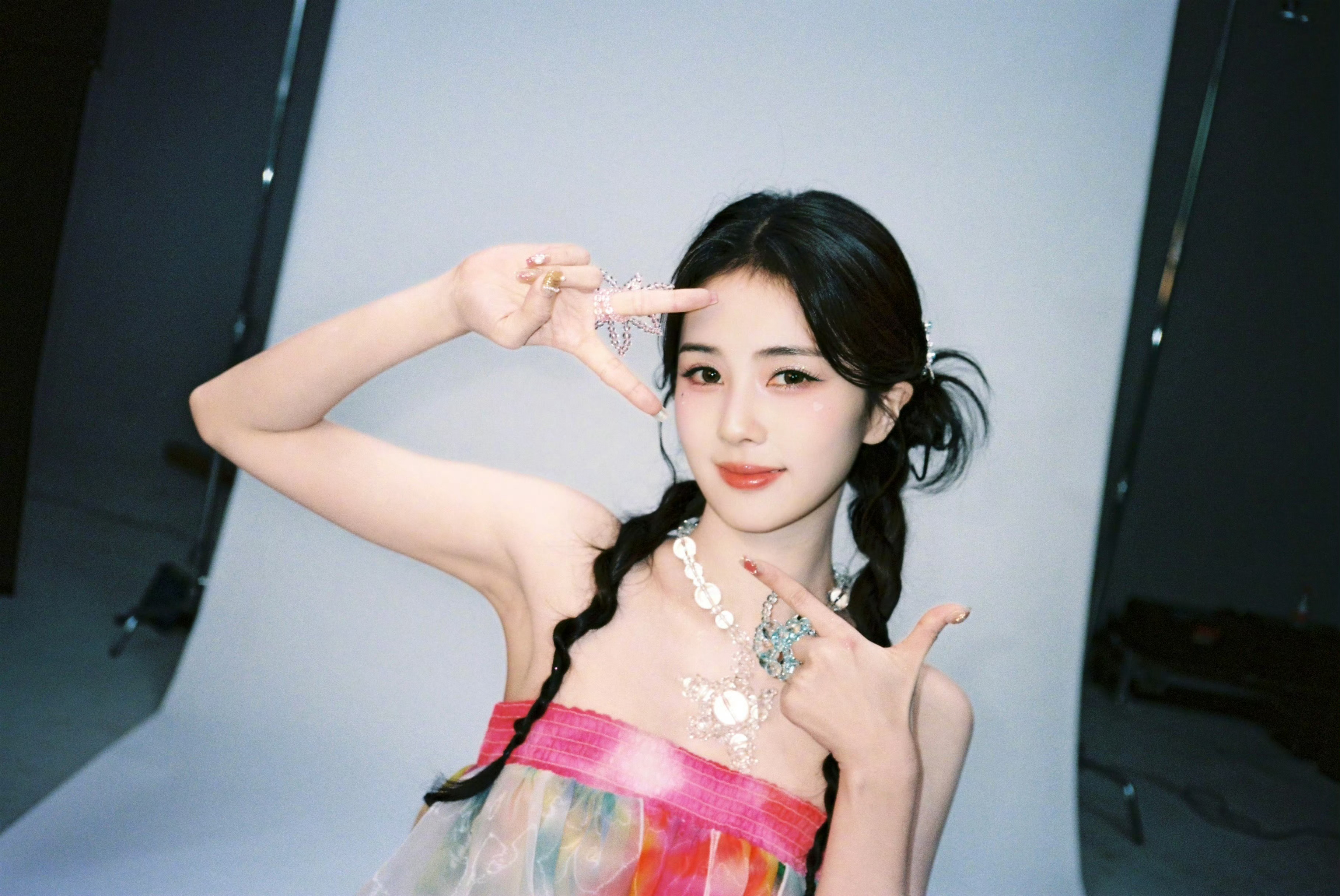 白鹿演唱会妆造超级期待今晚的十周年舞台大家一起来看莫离，一起来看白鹿（白梦妍）