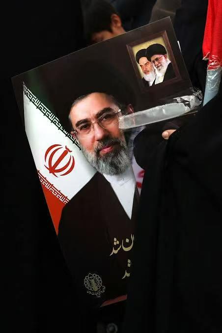 伊朗最高领袖穆杰塔巴一直藏着不露面，伊朗高层内部直接陷入群龙无首的局面。要强硬，