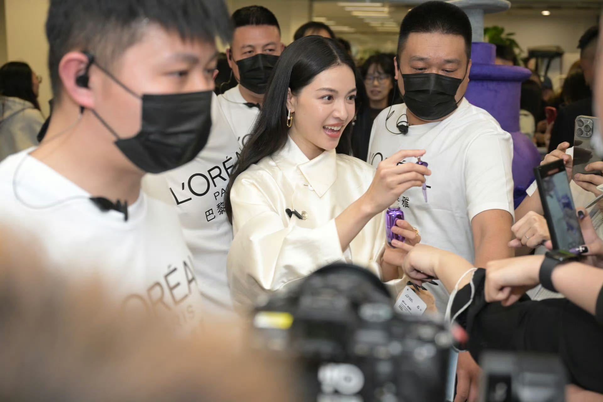 钟楚曦扫楼状态 救命！钟楚曦扫楼状态也太能打了！生图直出都吊打精修，又美又飒，这