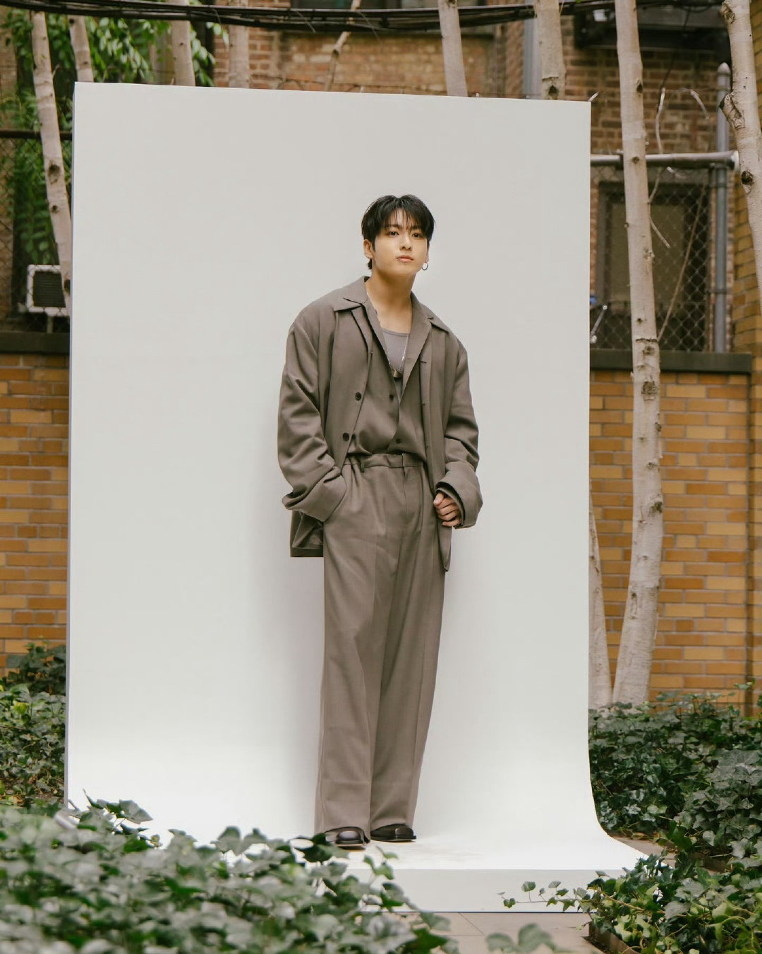 田柾国亮相纽约时装周CalvinKlein时装秀，身穿新季系列套装，饰品加持，更