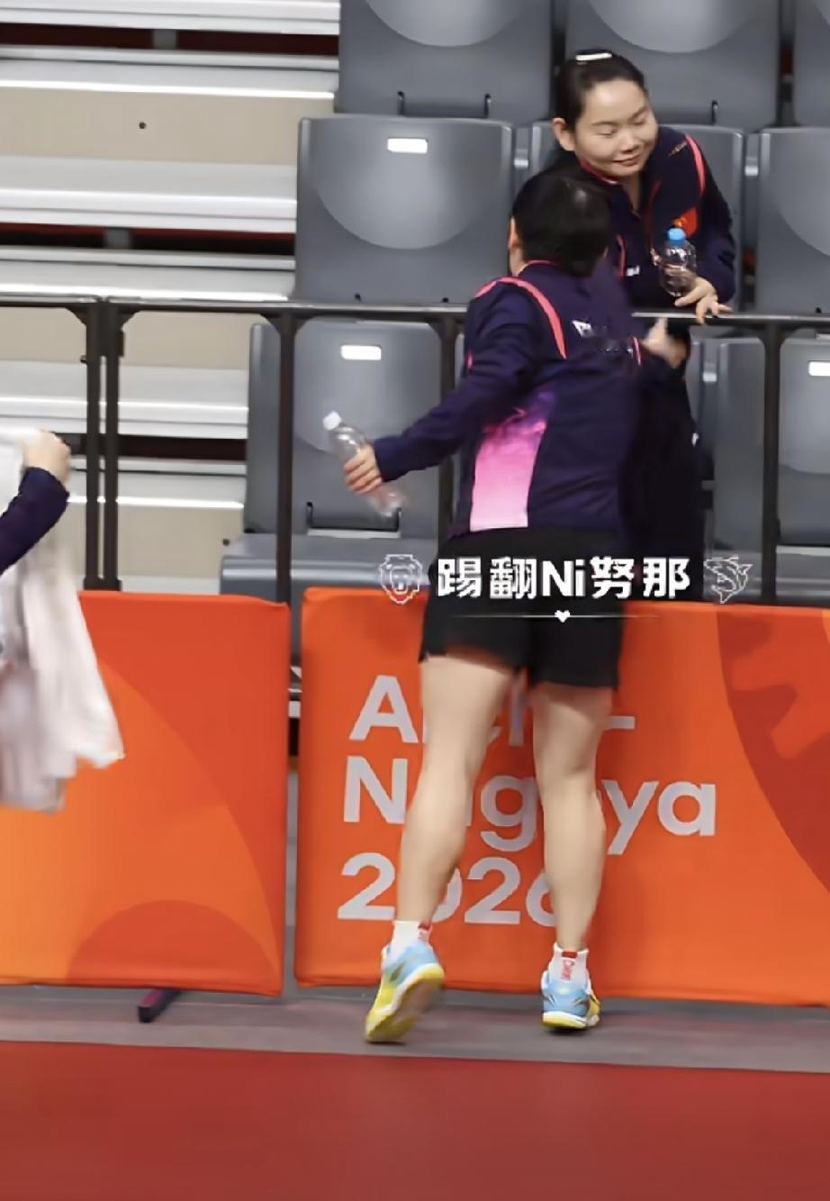 抓到和小姐妹击掌的莎莎！
4：2战胜对手后，莎莎下班。出现温柔的一幕。莎莎走到看
