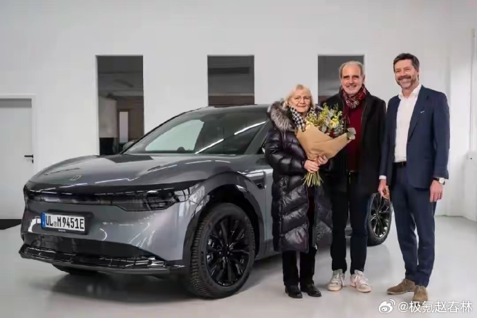 极氪开启德国交付 来自的微博分享：在德国，极氪已经开启了第一批车辆的交付，车型为