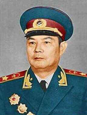 1982 年，63 岁的中央统战部副部长熊向晖刚办完退休手续，正收拾办公室物品，