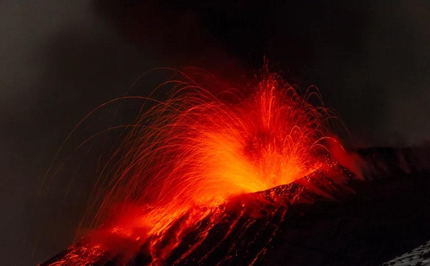 火山🌋～12月29日拍摄的喷发中的意大利埃特纳火山 ​​​