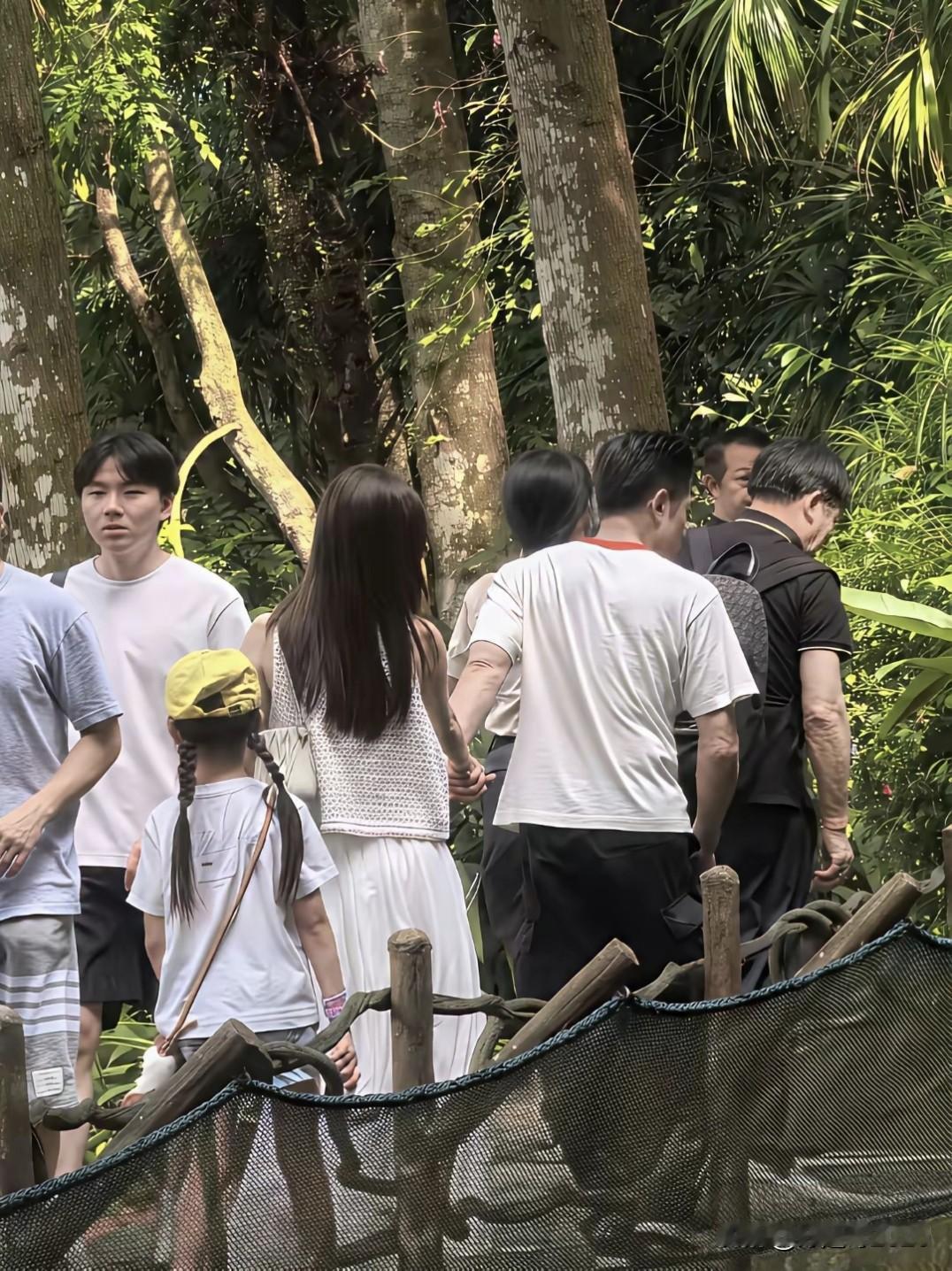 没有想到快61岁了，这背影看起来还像一个30多岁的小伙子，真的他年轻不是装出来，