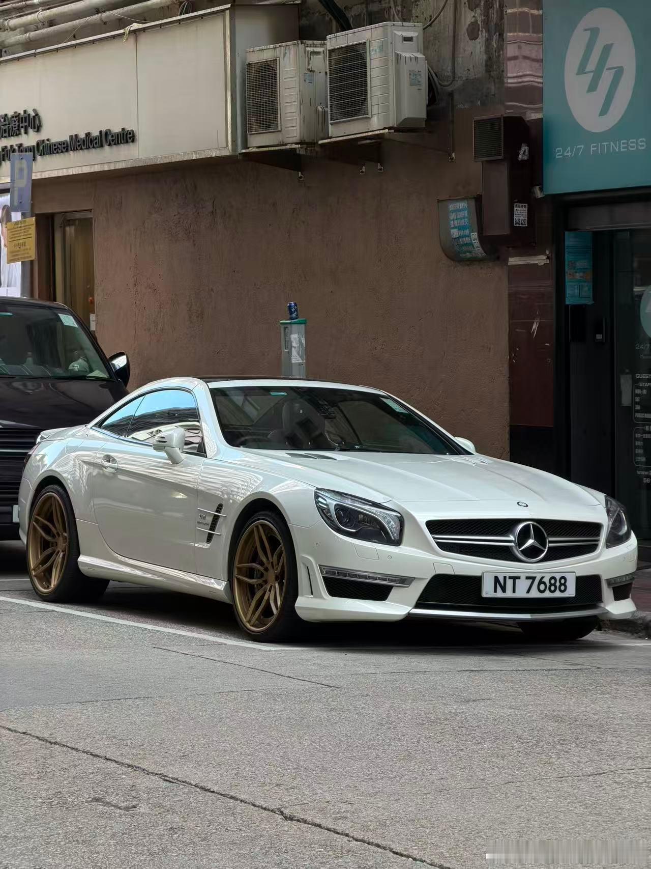 在油价30一升的地方开AMG是真有钱奔驰AMG跑车达人说 香港·尖沙咀