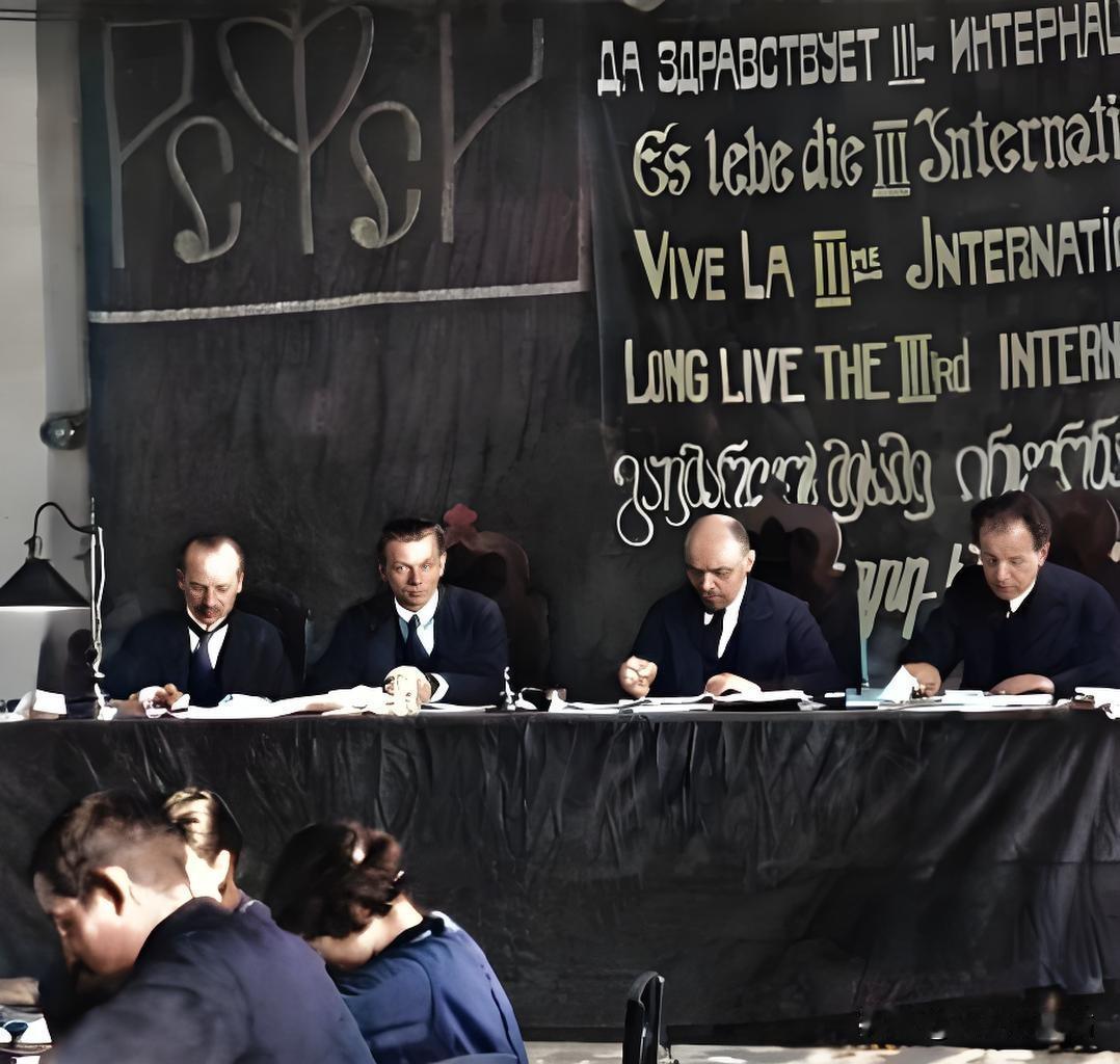 1919年3月，在俄国局势相对稳定且世界革命形势高涨的背景下，第一届共产国际大会