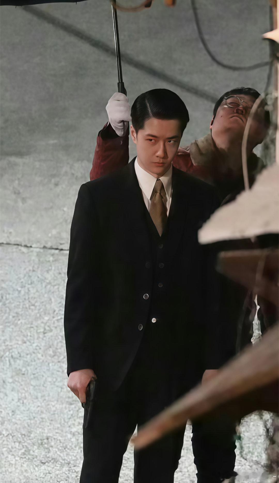 被任少白偷亲调戏后的魏若来就这样： ​​​