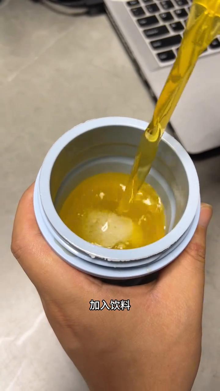 冰球制造模具。
倒入纯净水，扣上盖子，放到冰箱里冷冻。已经冻好了，一个大大的冰球