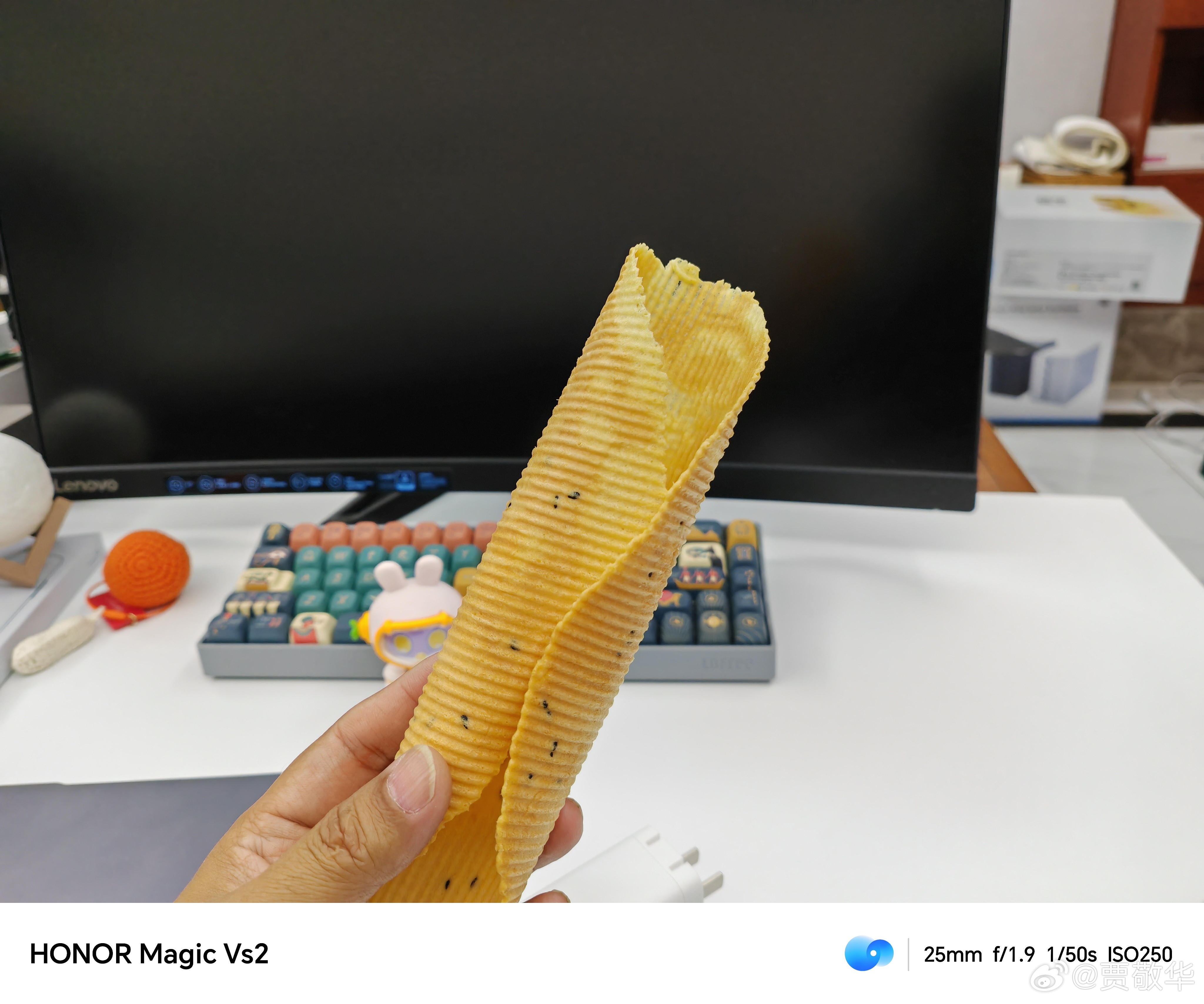 回家路上看到小贩在卖现场制作的鸡蛋卷，1份10块钱，共12个。虽然是现场做的，可