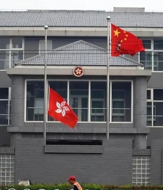 想不明白，香港既不向中央纳税，又没有中央财政拨款，还不发地方债，钱到底从哪里来？