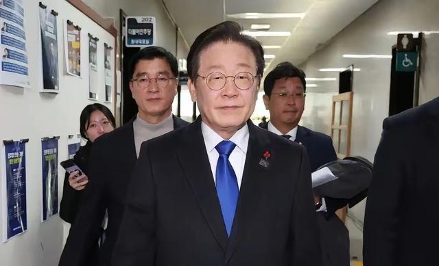 中国没有惯着 韩国 ， 李在明 没想到，他会被＂自己人＂拖后腿，韩国三名议员窜访