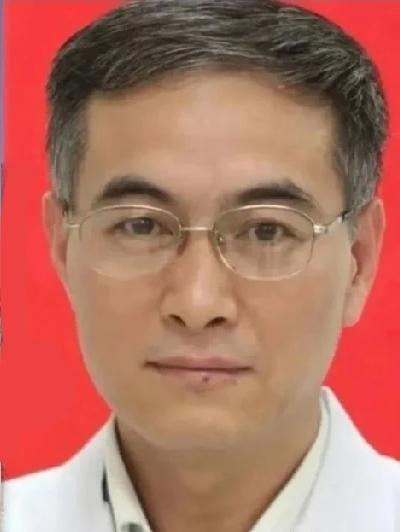 这是郑州大学第一附属医院的原外科的王大夫。看其颜值，还是较高，浓眉如黑粗的镰刀，