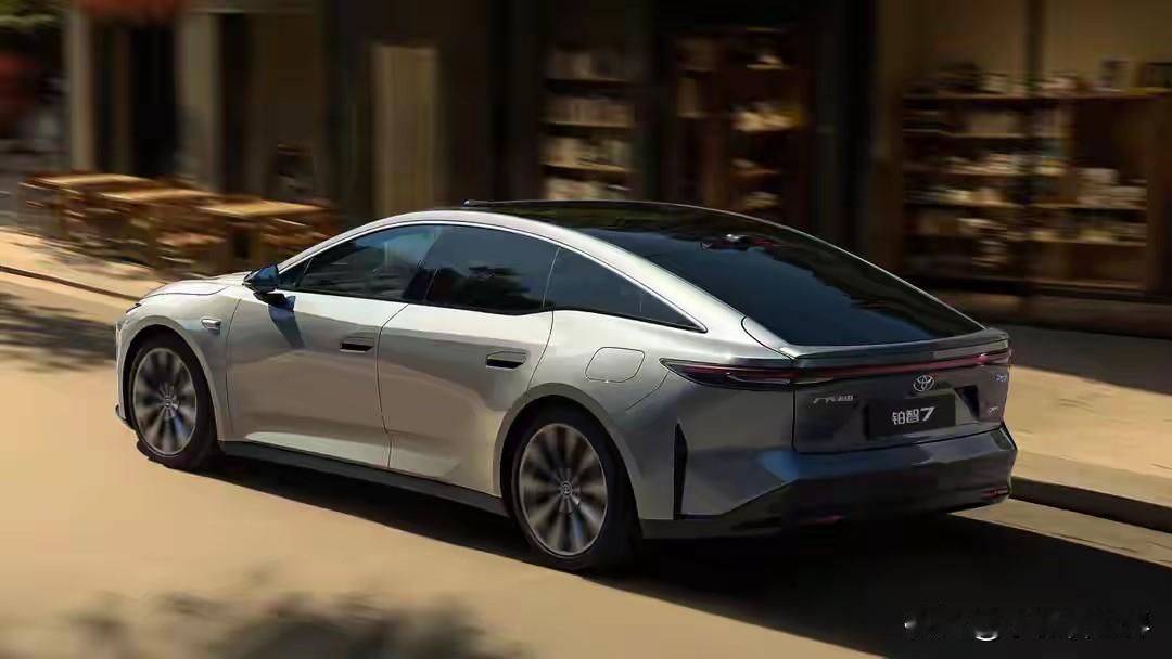 伤害性不大，侮辱性极强！当所有国人都以为国产车弯道超车，本田却扔下一颗重磅炸弹，