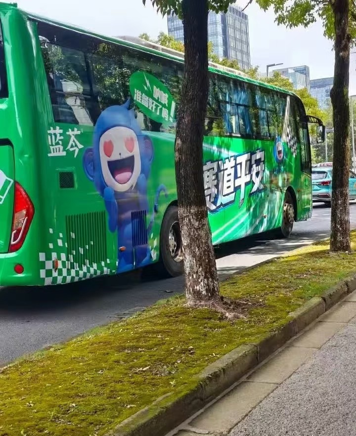 哈哈哈哈哈哈哈哈哈又一个排队的忍不住了，好绿好喜欢，我们都喜欢绿色💚 ​​​