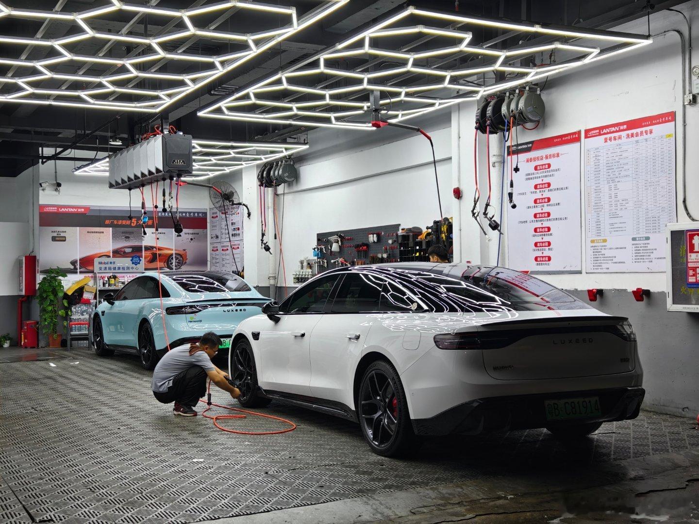 暴雨结束，来洗车，遇到S7车友了，两辆RS真养眼[偷乐] ​​​