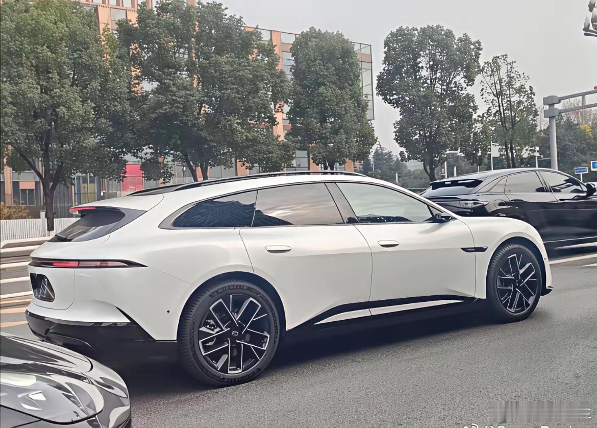 阿维塔06T白色版本也有了有点镜头畸变，尾部显得比较长。感觉下盘稍微复杂了一点，