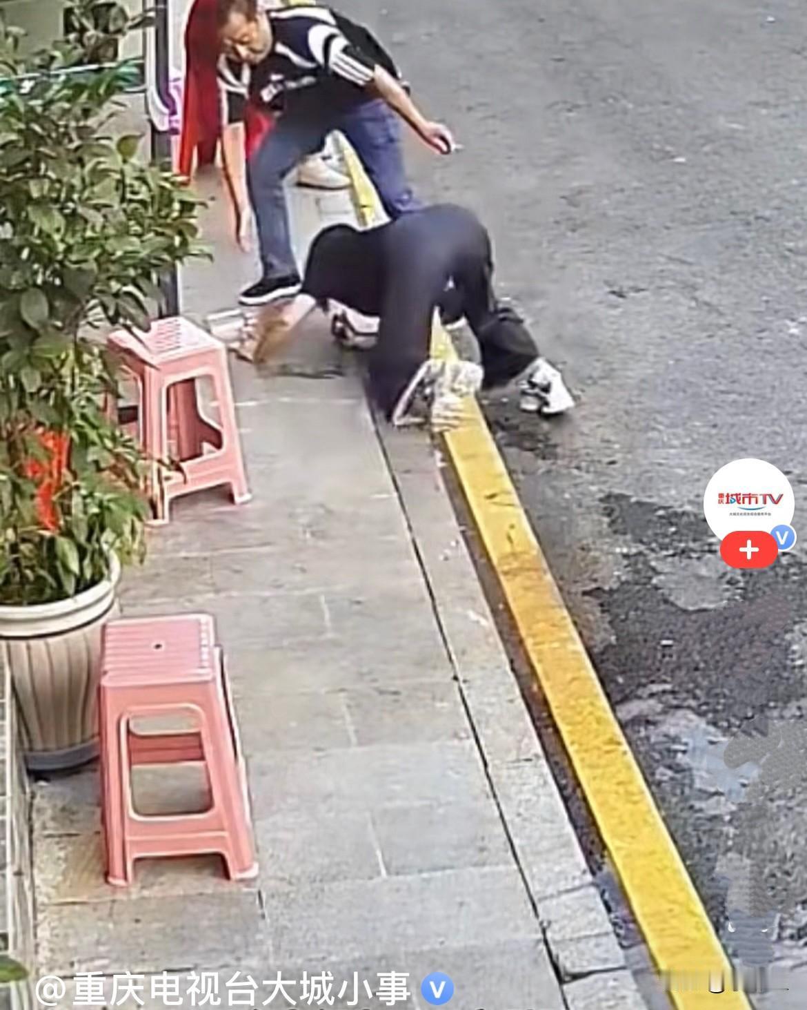 近日，湖北一女子出门泼水，明明自家门口干干净净可以倒，她偏偏不，
特意拐到邻居家