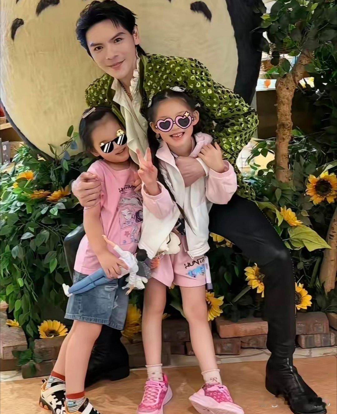 郭碧婷带着一双儿女回到香港，一家人难得团聚，家庭氛围感满满。 