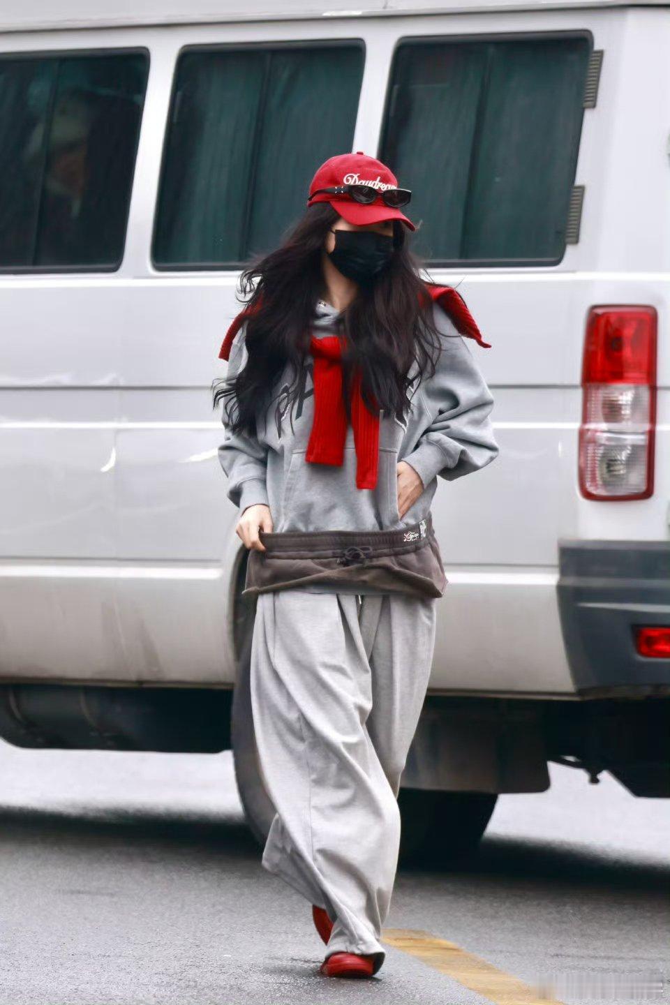 虞书欣拿走了自己和jennie的立牌笑眯眯伸手本以为是温柔互动，下一秒直接把自己