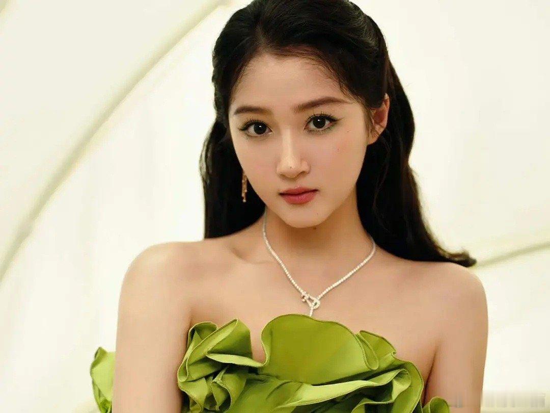 关晓彤的妆造完美的避开了身材优势，穿了那么多高定没有一件出圈的 ​​​