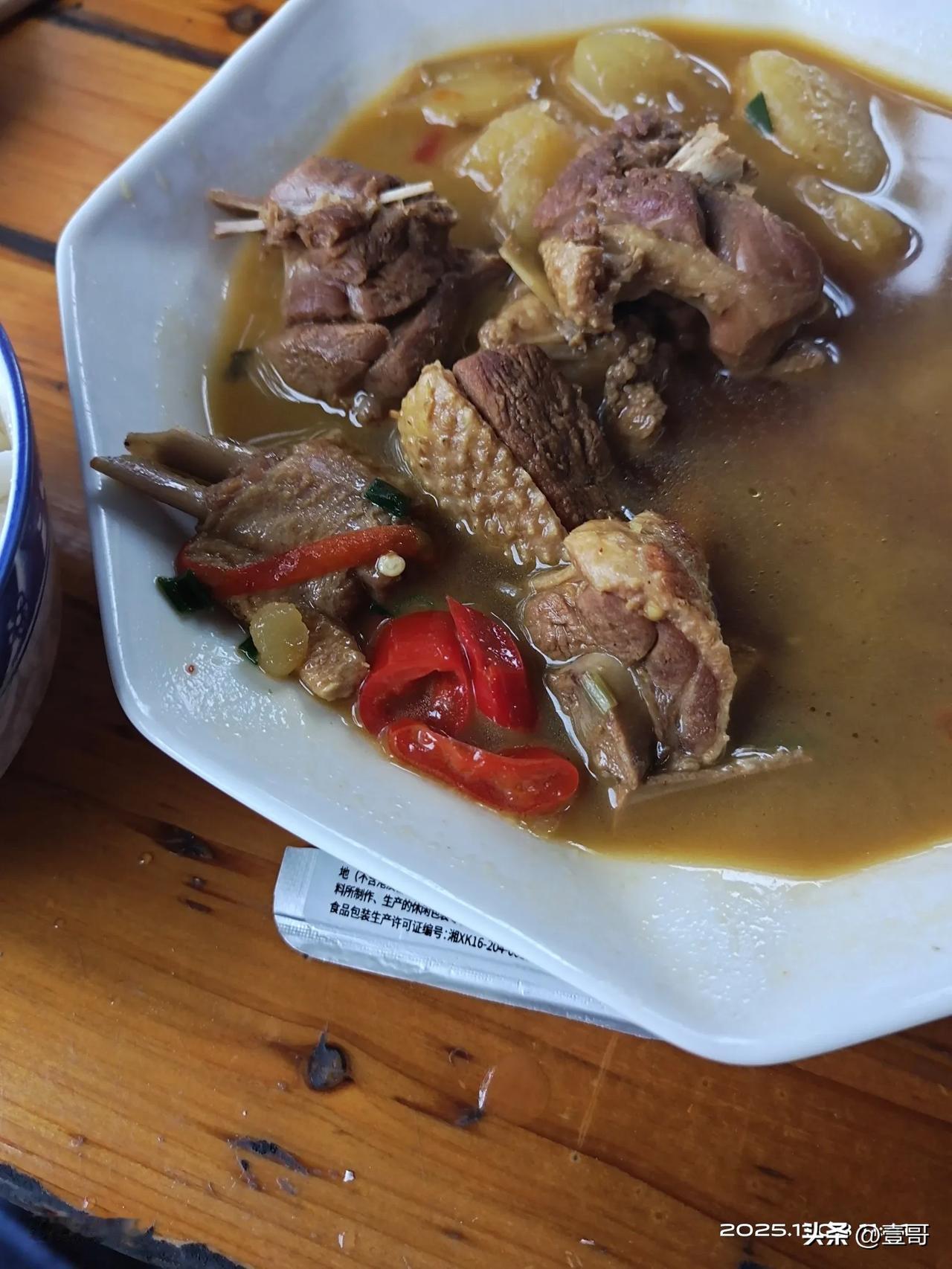 番鸭油脂少、肉质紧实，搭配本地黄心土豆炖制，是江山人秋冬待客的招牌菜！
 
做法