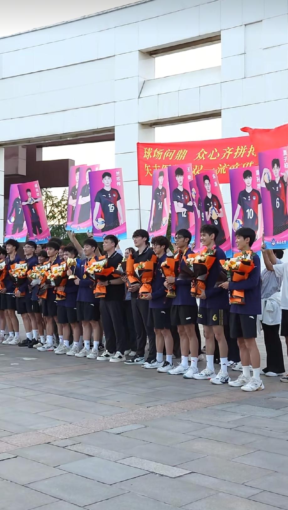 这届南昌大学火了!往年也有排球比赛，但这次的关注度非常高，主要功劳肯定是北京体育