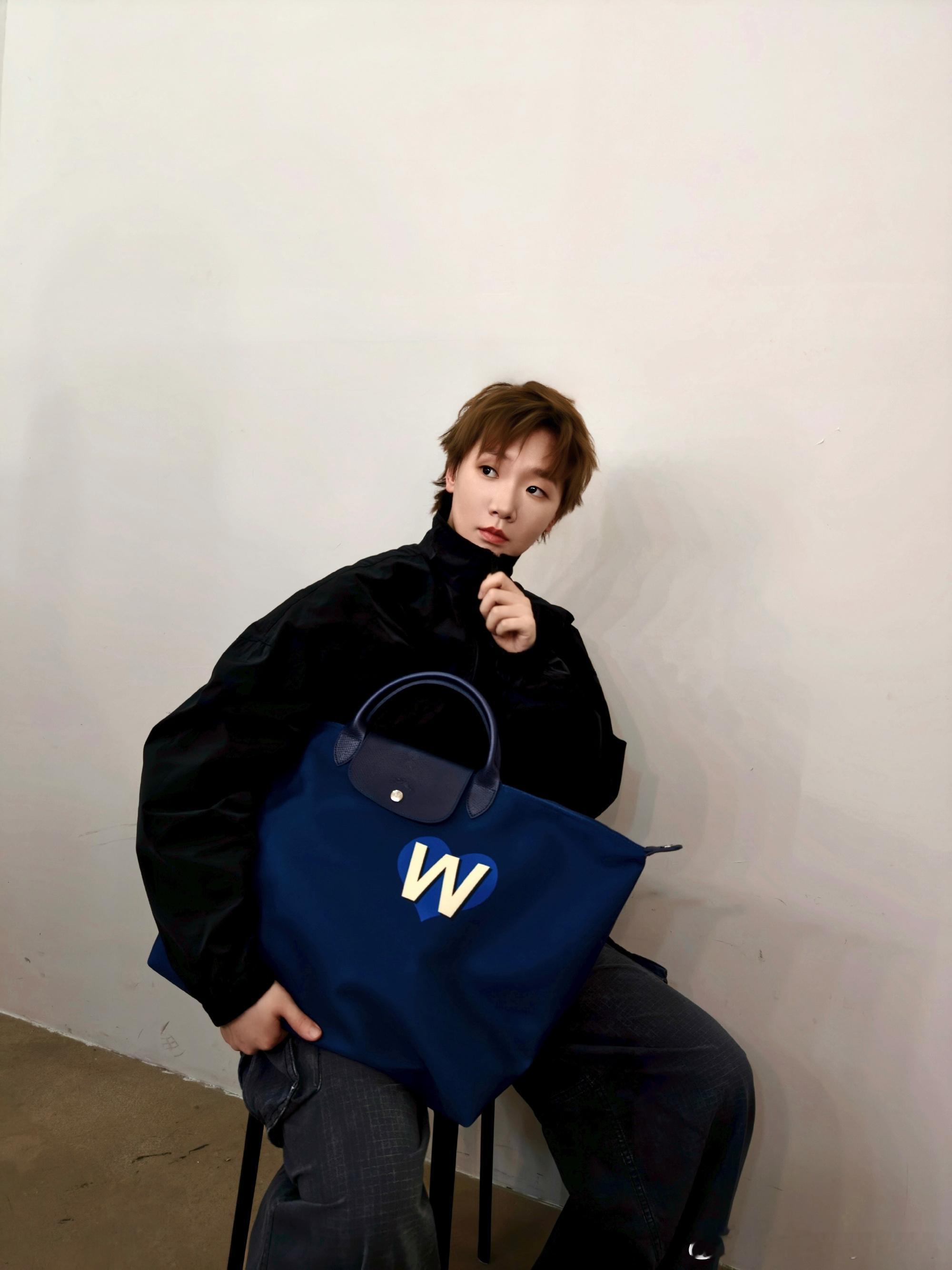 王曼昱携新版定制包来了！包右上角的字母叠加小爱心，真的好吸睛！My Pliage