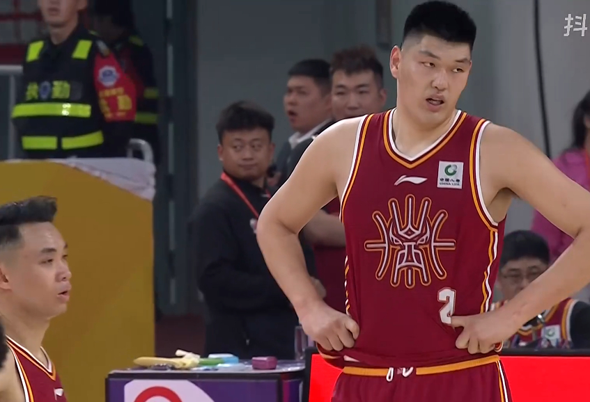 刘传兴啊，你这发挥有失水准吧？出手点也就距离篮筐40cm，没对抗，这也能扔到篮筐