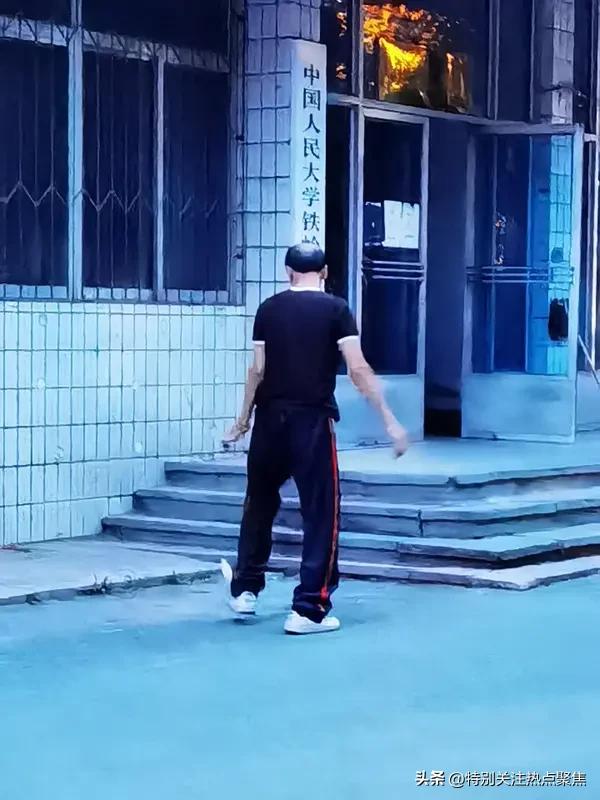 冯小刚啊，就是那个曾凭贺岁三部曲叱咤影视圈，从美工一路逆袭成名利场掌舵人的主儿，