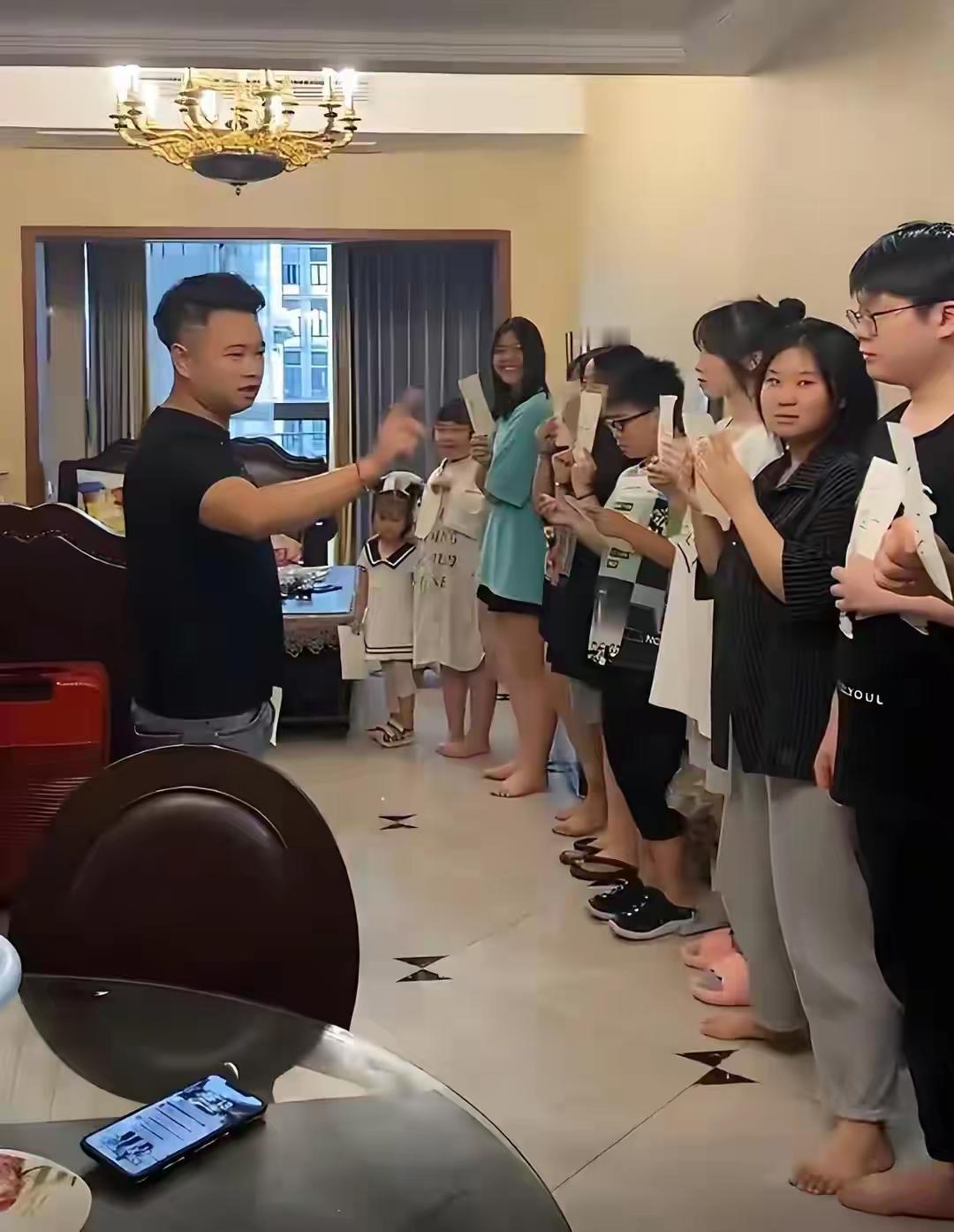 “宇宙舅舅”走红，敲响亲情陪伴警钟
近日，“一顿吃200个水饺的16个外甥开学了