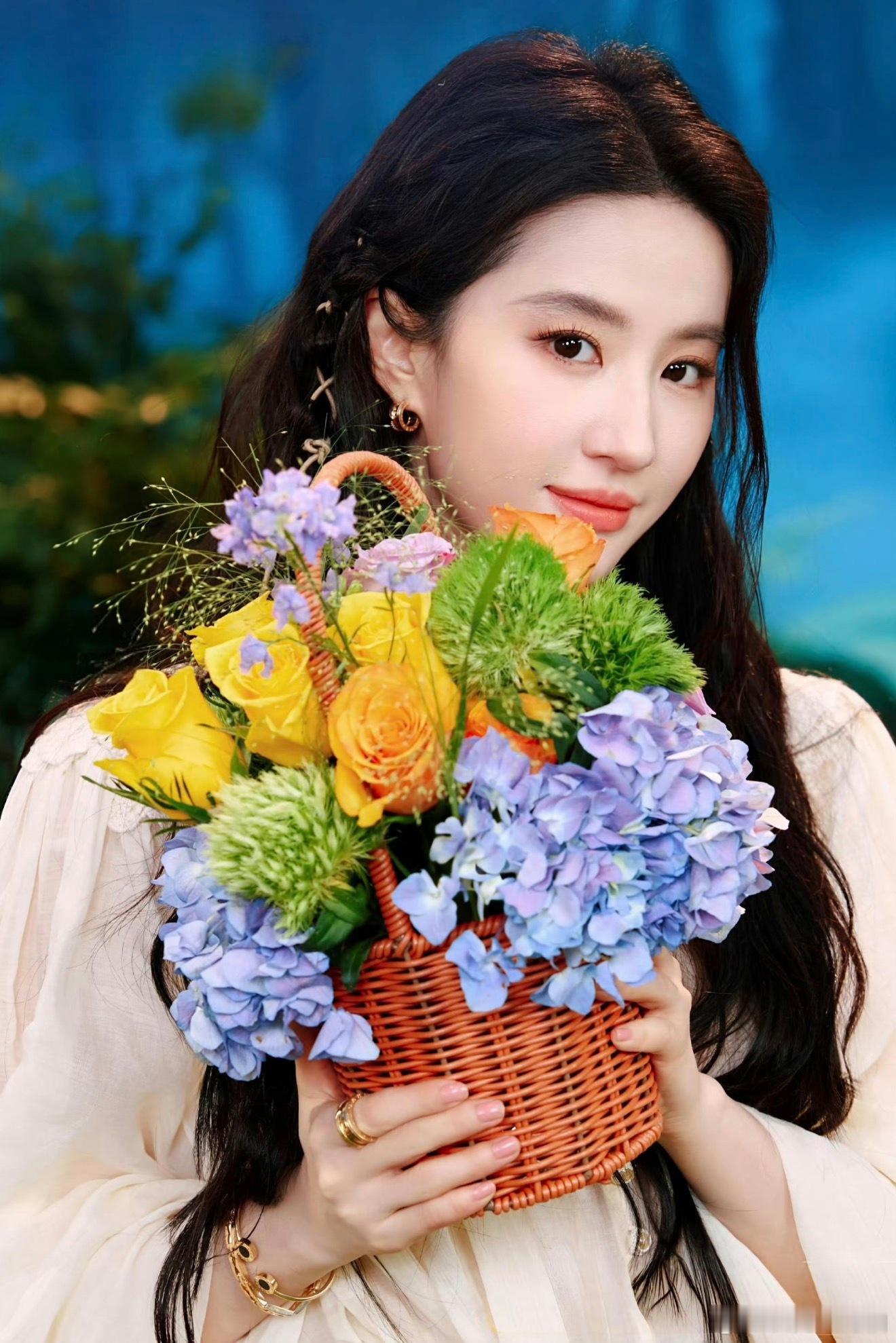 刘亦菲真的长在了所有人的审美点上，像从老动画里走出来的公主，和猫和老鼠里的美女猫