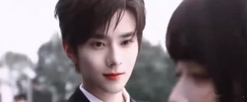 长剧搞PPT转场短剧卷神级运镜 短剧现在太会拿捏观众了！长剧还在用PPT式转场时