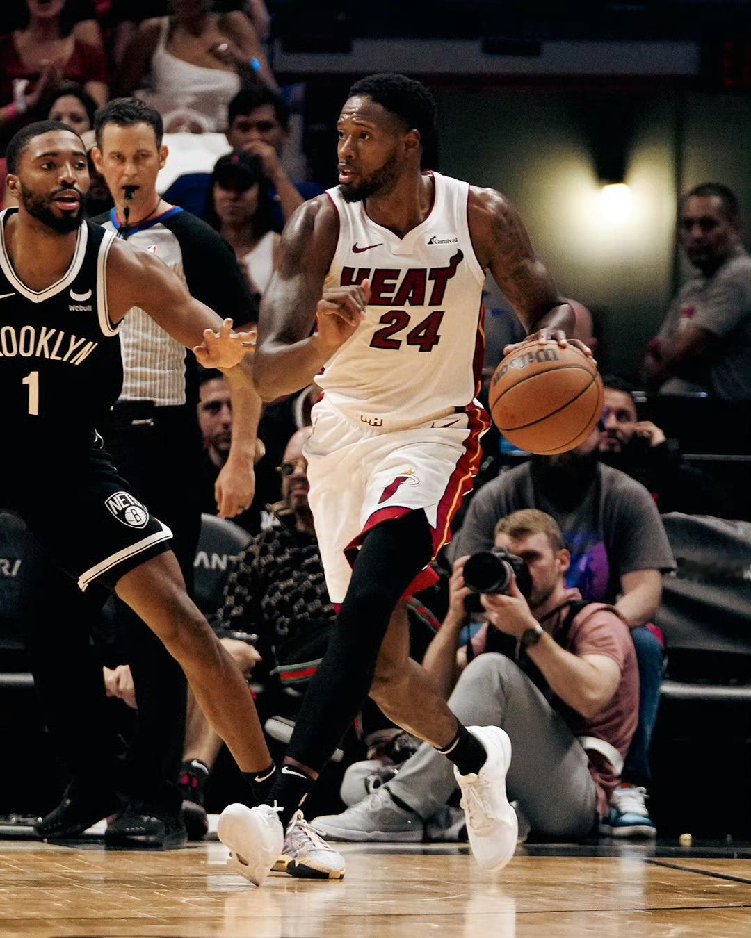 篮网裁掉了海伍德·海史密斯依稀记得可爱捏当时在热火顶防字母哥的画面遗憾的是，本赛