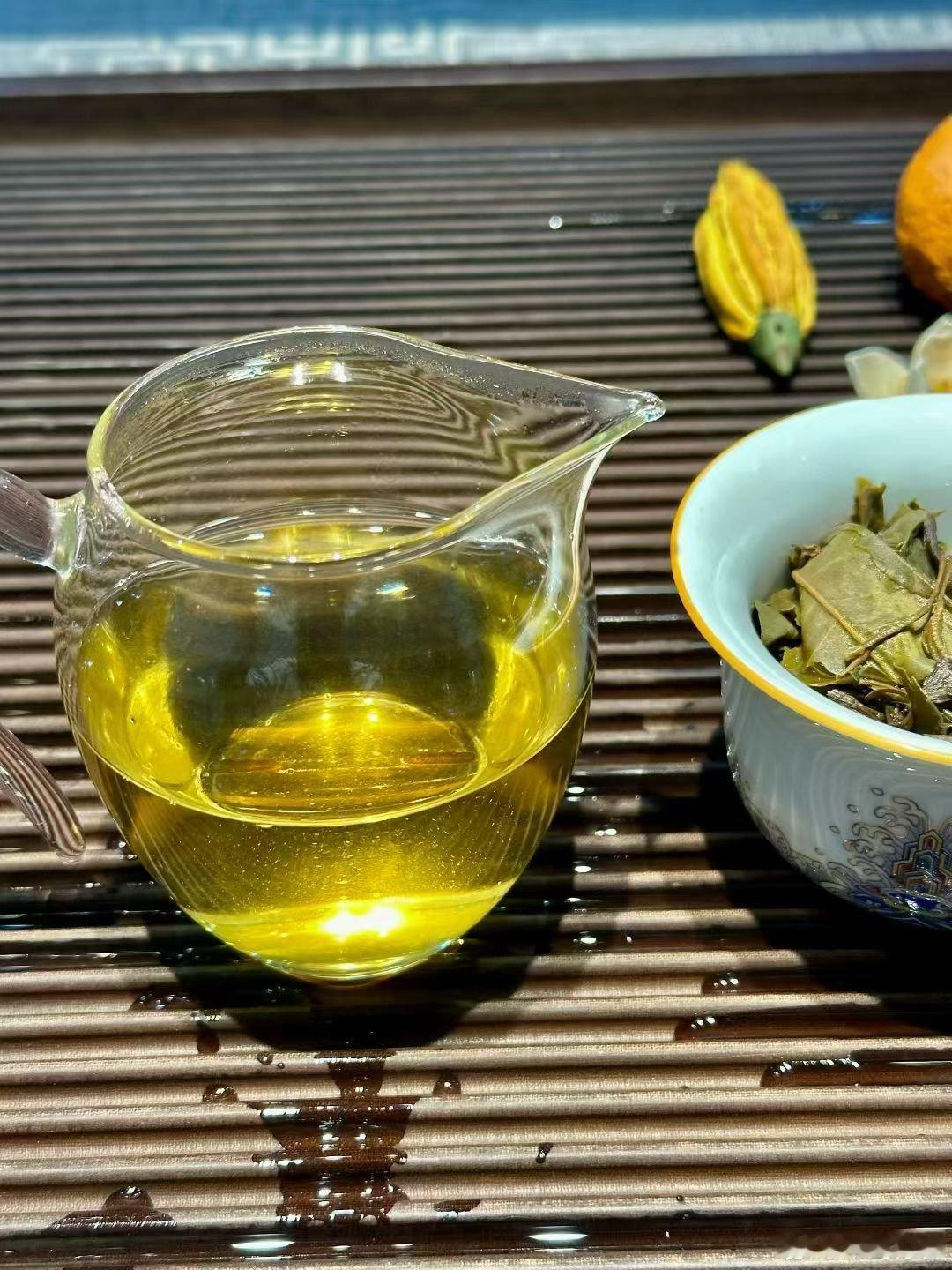 弯弓是普洱茶界公认的最复杂、最难喝懂的茶区，没有之一。它不是单一寨子，而是一整片