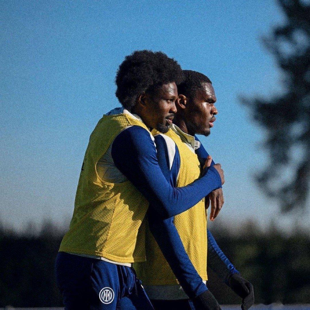 图拉姆和博尼在训练中国际米兰国际米兰0比1利物浦热点解读 图拉姆的新造型👇 