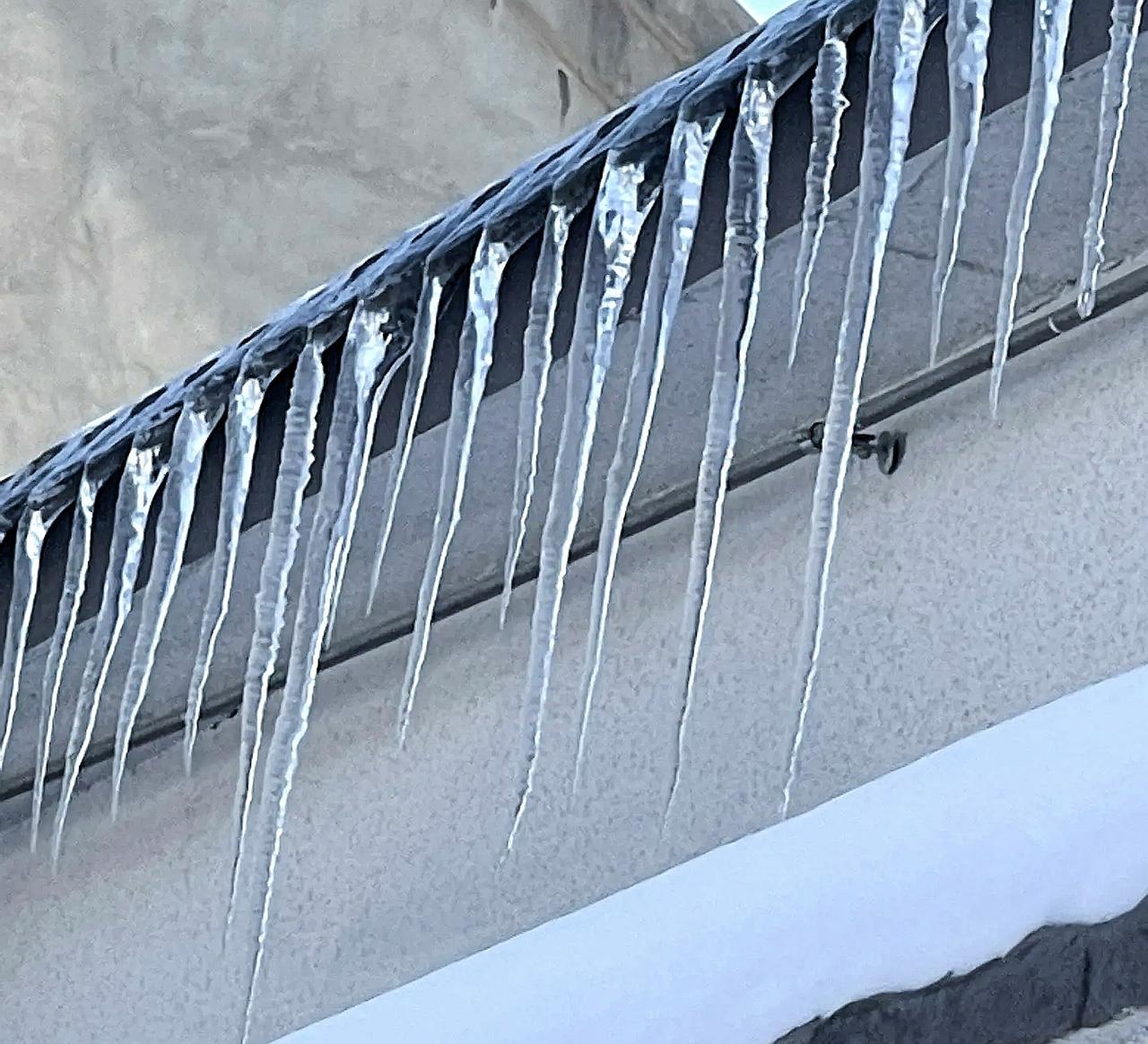 大寒后
四九清晴日，
难抵累雪寒。
冰水流檐下，
一排棱锥帘。