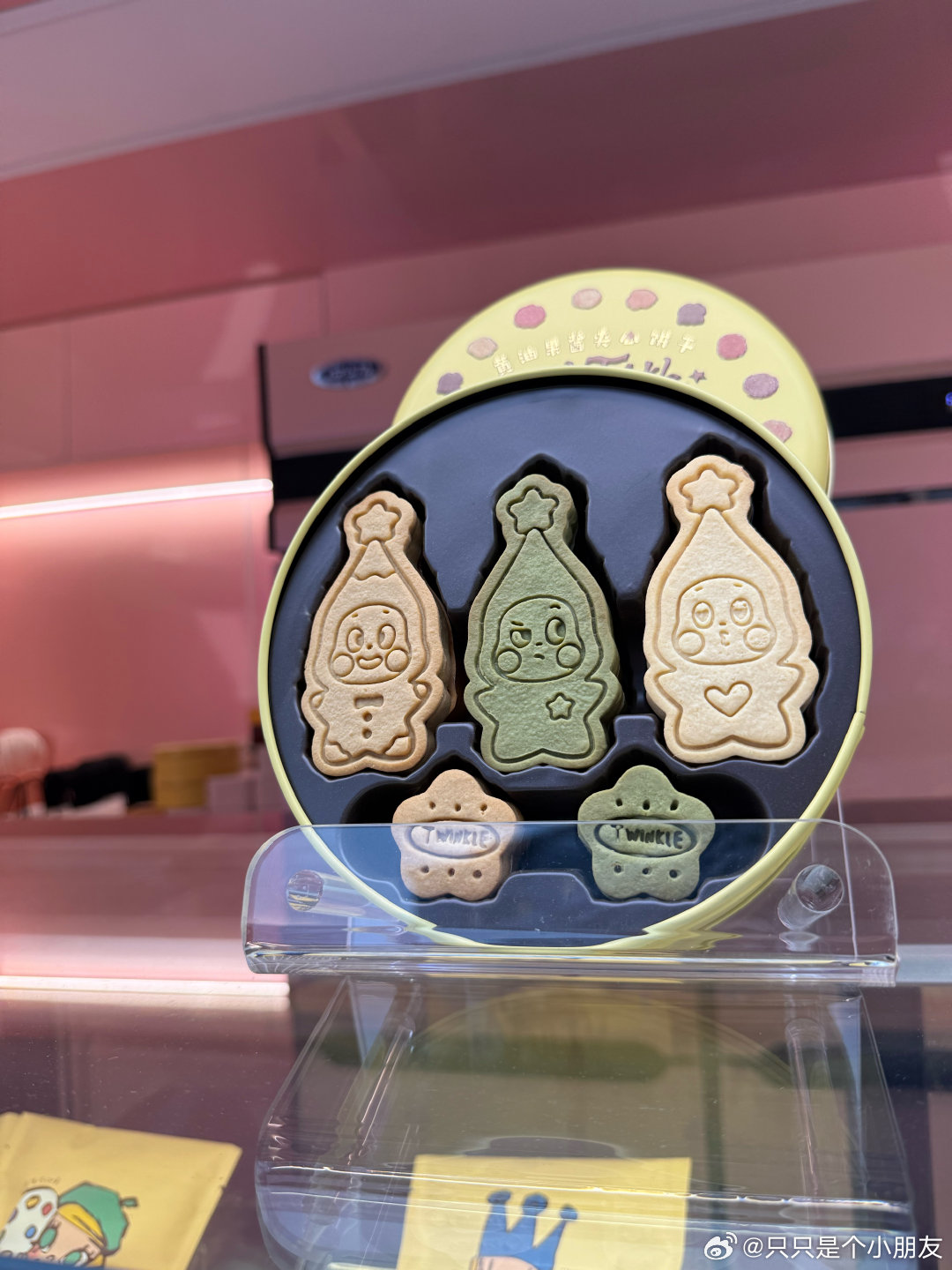 泡泡玛特的甜品小车，有molly的铜锣烧，星星人的冰淇淋和黄油饼干，价格不便宜哦