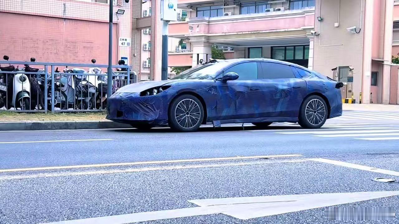 方程豹轿车谍照，车身修长 