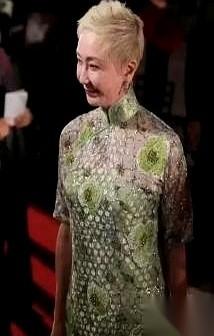 他最后，还是过上了当年亲口说“不要”的家庭生活。
跟小三十岁的助理，生了孩子，其