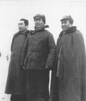 三位巨人！
 
毛主席负责动脑子定大局，眼光长远，看得最远，专门把控大方向、定战