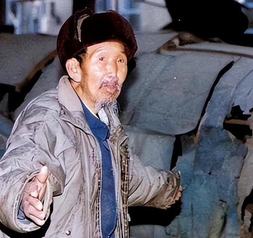 1996年，一位七旬老人来到部队，含泪对首长说：“报告首长，任务已完成，请指示。