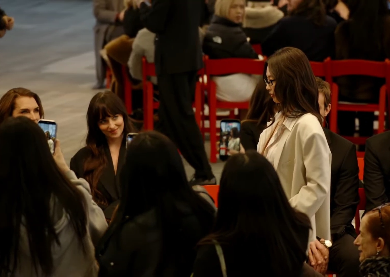 Dakota Johnson看向Jennie的眼神脑子里已经响起bgm了🫦 