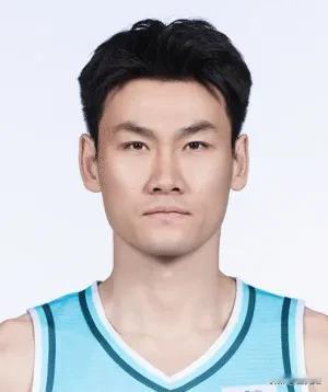 今天的王睿泽啊，真像插进辽宁队心脏的一把尖刀，让辽宁球迷无法呼吸。其实青岛队暂停