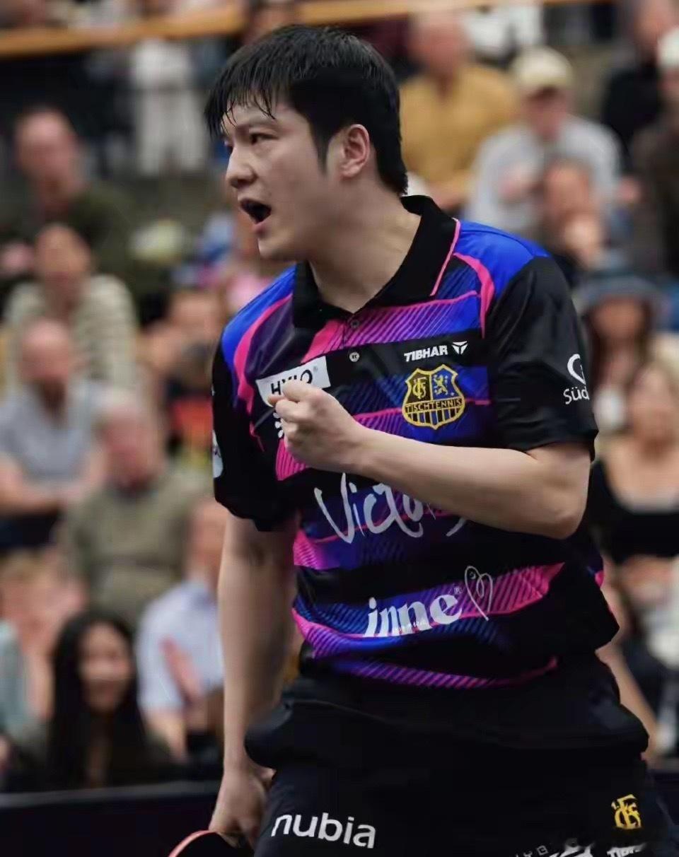 4月16日凌晨，德甲乒超第21轮，樊振东代表萨尔布吕肯完成主场收官战，再度担当一
