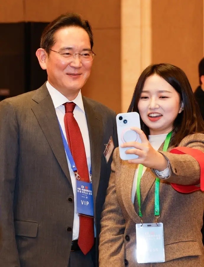 李在明与李在镕微笑着打招呼 三星李在镕在北京逛商场，被路人偶遇，真是又有钱又帅，