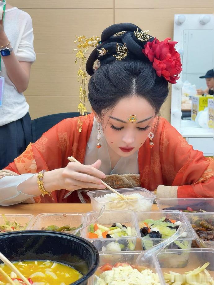 娜扎只是一味干饭 娜扎只是一味干饭也太可爱了吧，娜扎干饭照确实是非常美丽的！娜扎