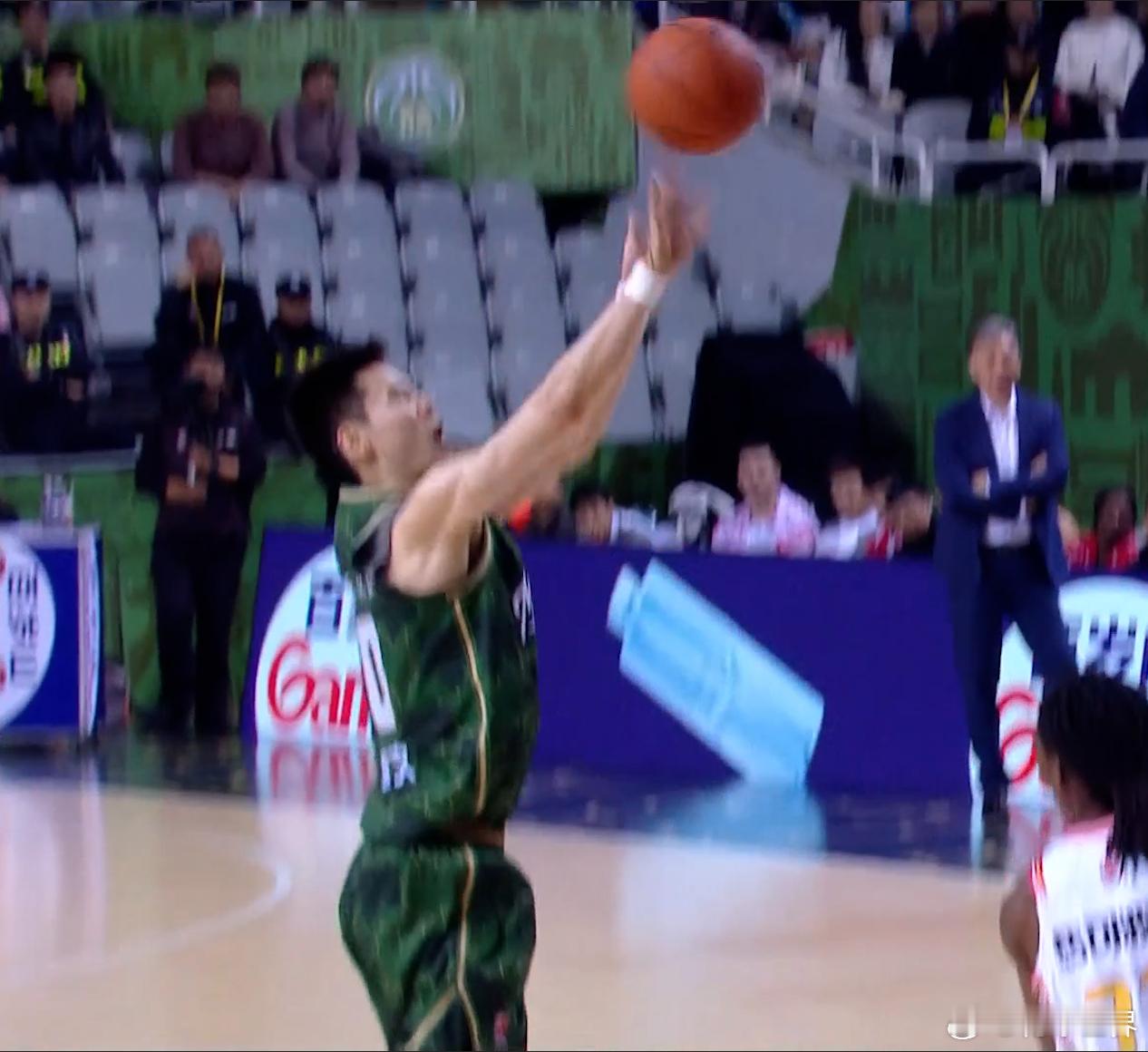 郭子今天打挺好的，就是投篮动作还是想吐槽一下，出手点太低了，完全没有发挥203身