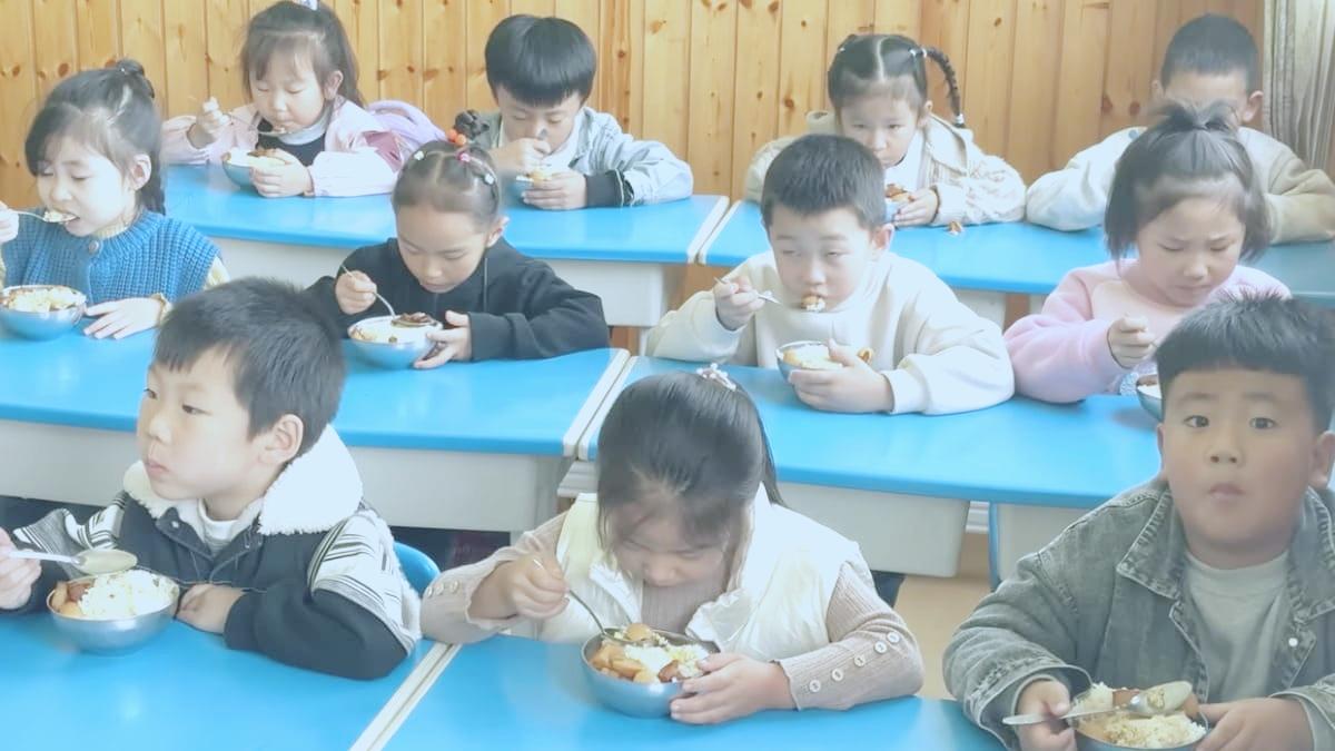 小食堂折射大图景：中国一家乡村幼儿园300人备餐用餐视频展现最真实的一面，引发世