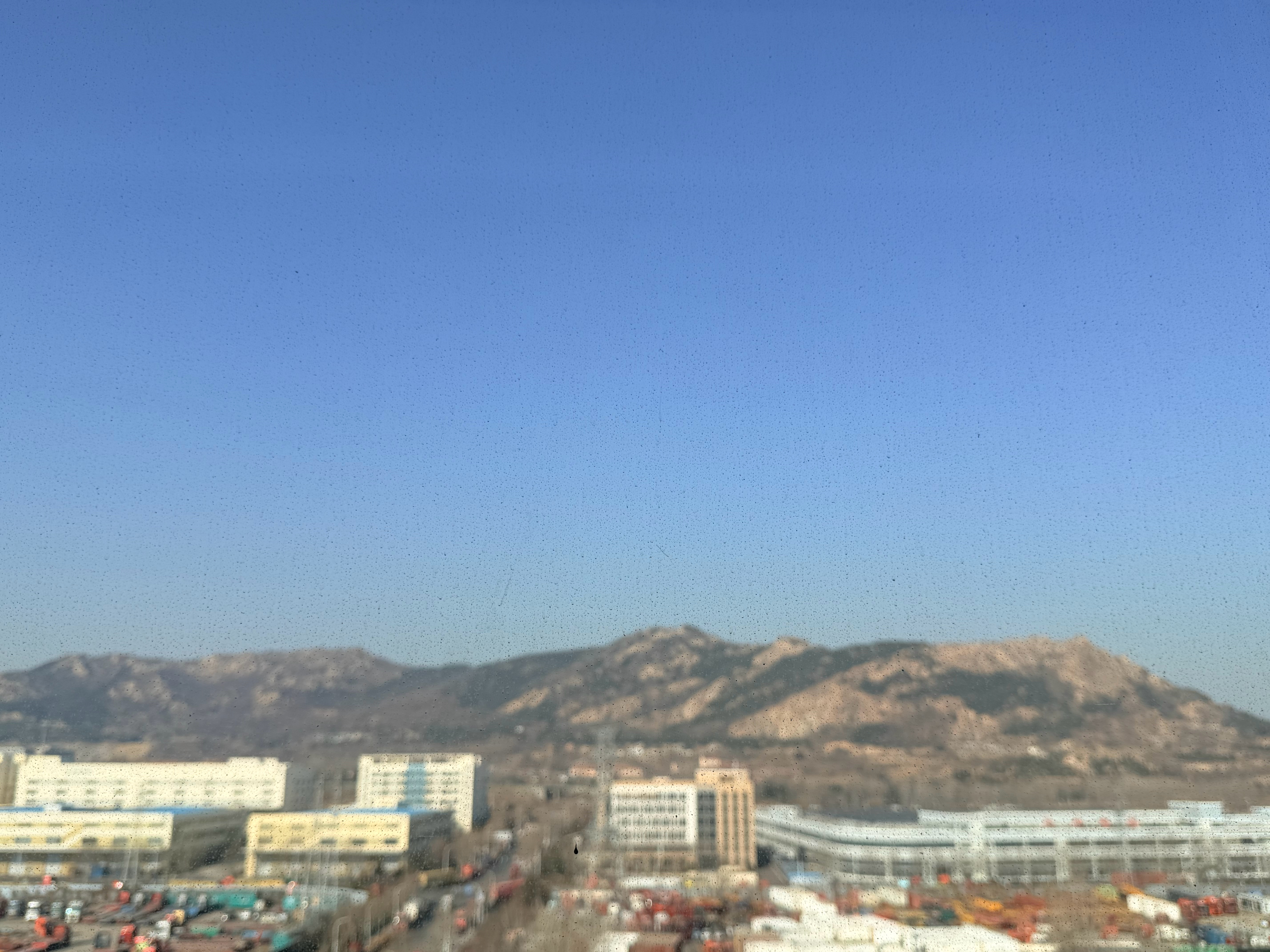 今天的天好好啊！美中不足的就是窗户上全是泥点！！！ 青岛